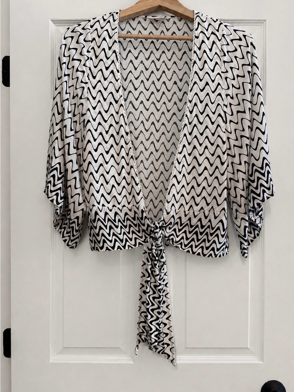 Willow & Root Small Black White Zigzag Kimono Tie Front Rayon Boho Top